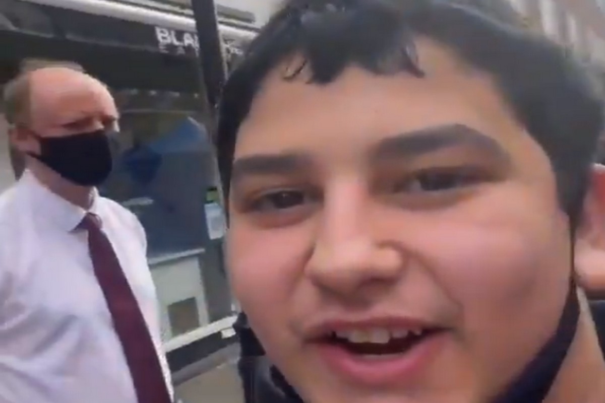 Professor Chris Whitty harassed by COVID-denier at lunch