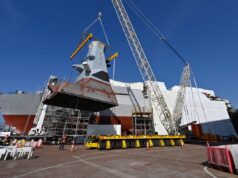 HMS Glasgow has mast and funnel lifted into place