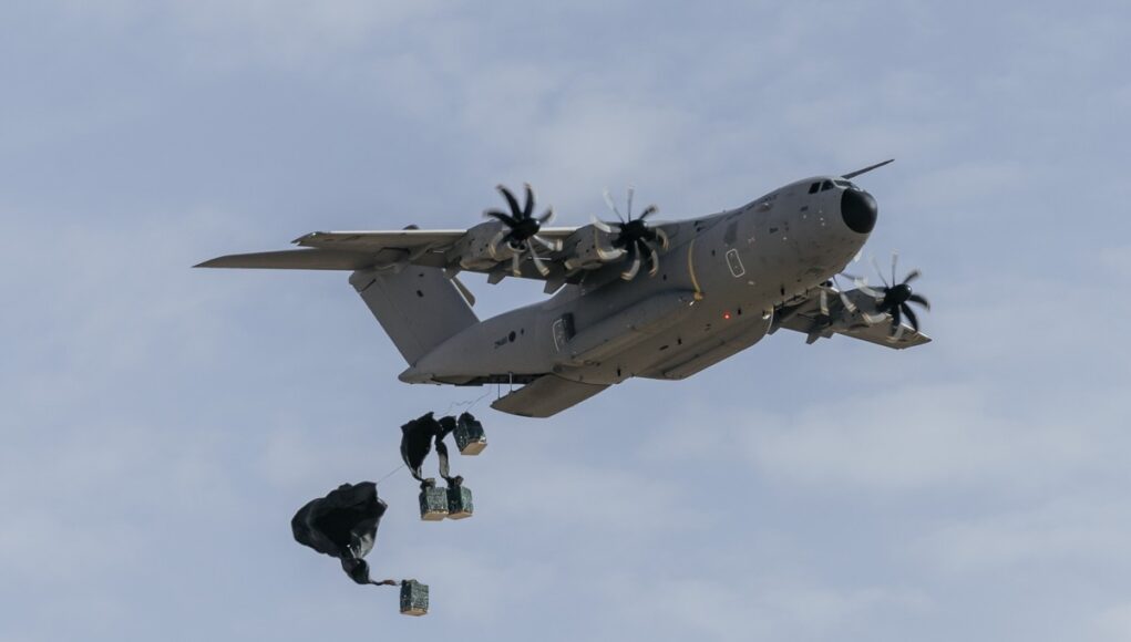 Paratroopers train in the deserts of Morocco