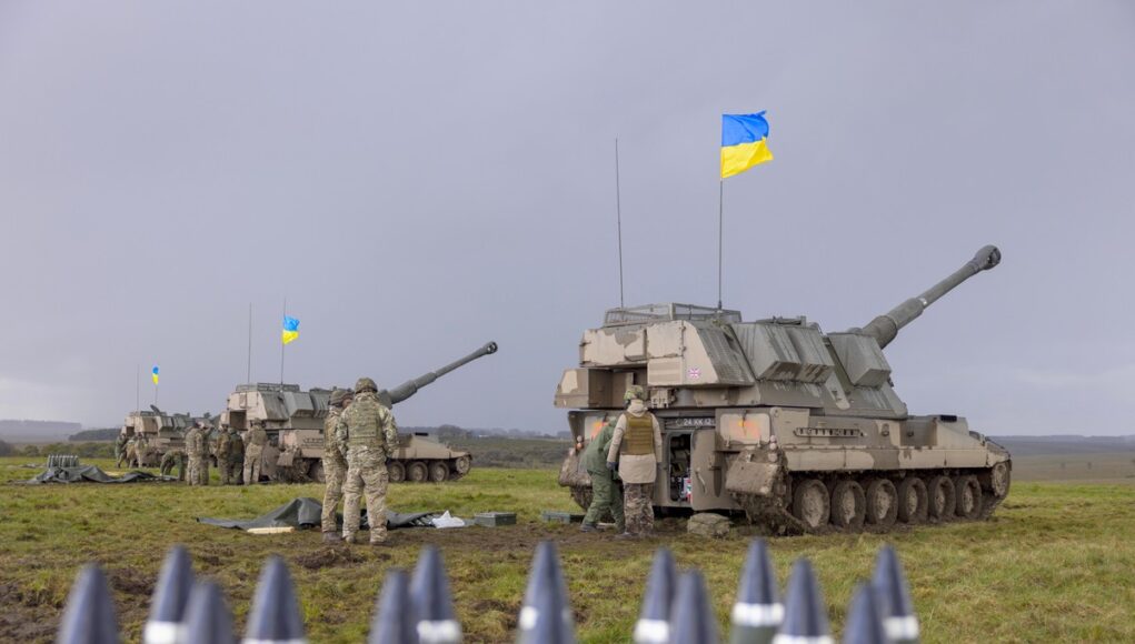 Ukrainian Artillery recruits fire British donated artillery guns live.