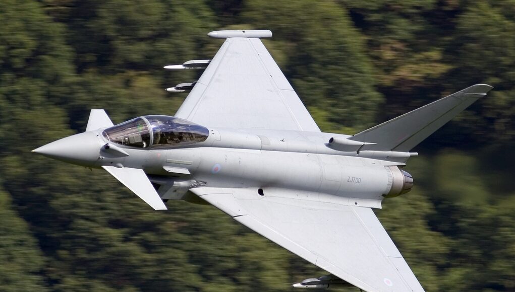 RAF_Eurofighter_EF-2000_Typhoon_F2_Lofting-2