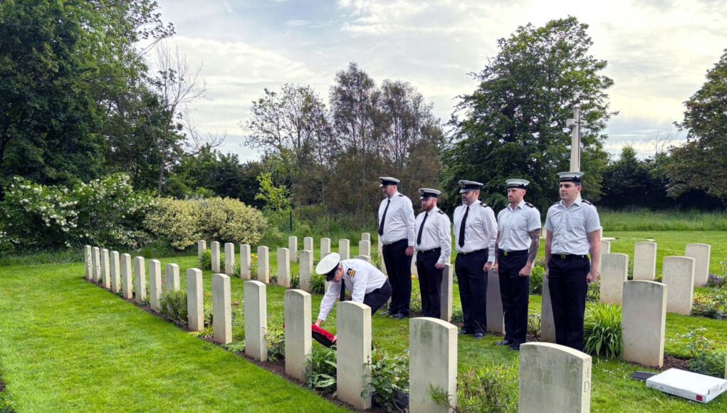 Lt Clemens places a wreath of LCpl Costello (1)