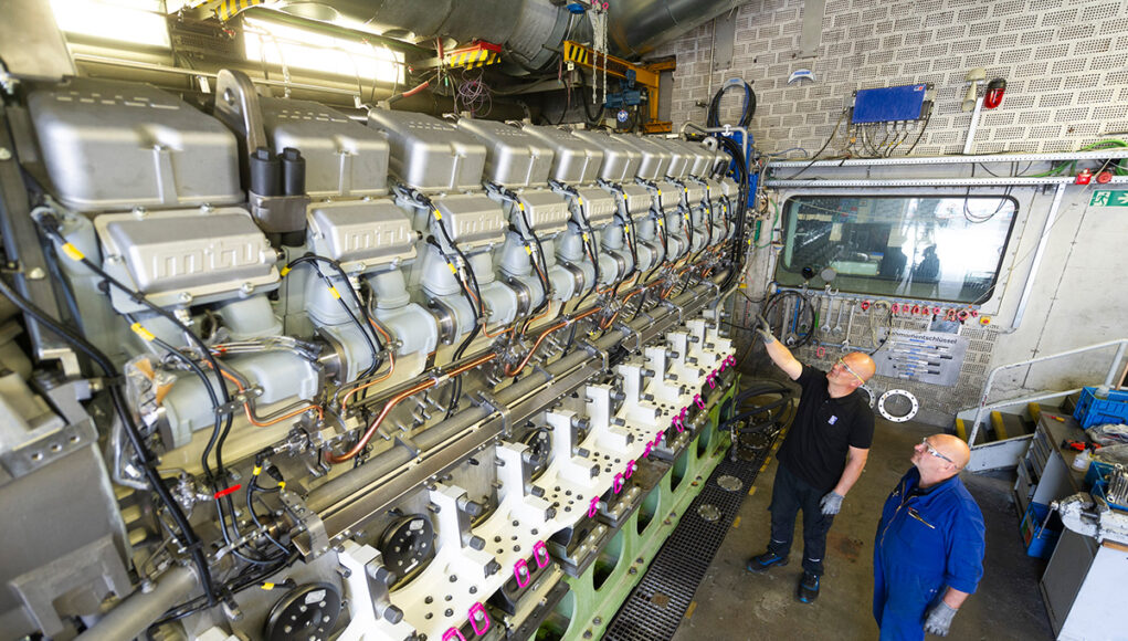 mtu Series 8000 for Polish frigates DSC_1455