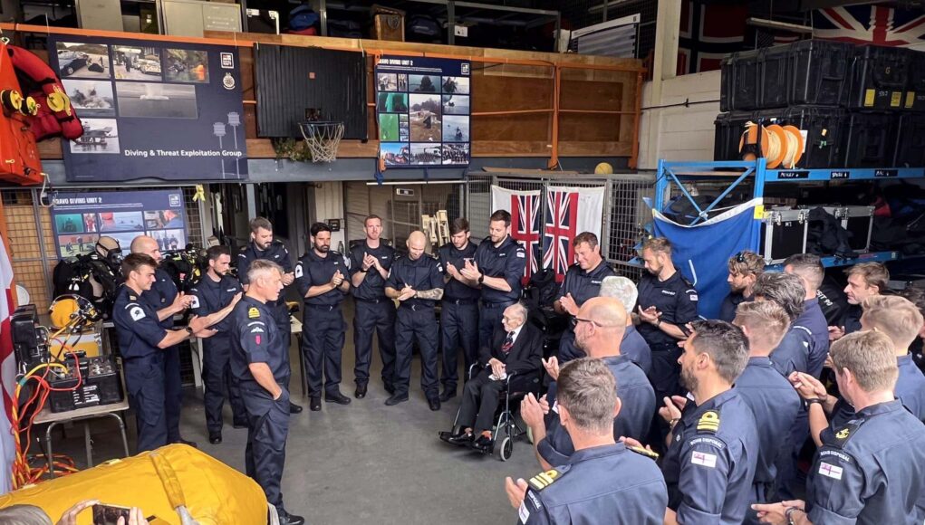 Divers applaud WW2 veteran Boyd Salmon