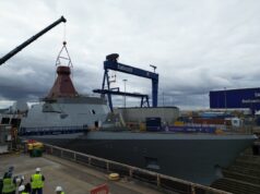 HMS Venturer foremast installed at Rosyth