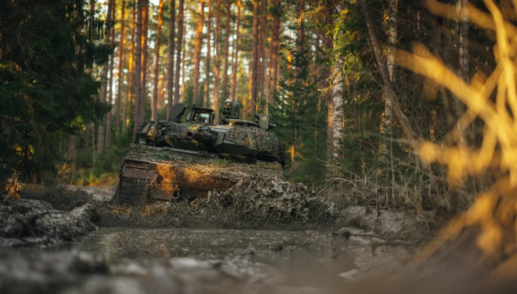 CV90+in+muddy+terrain