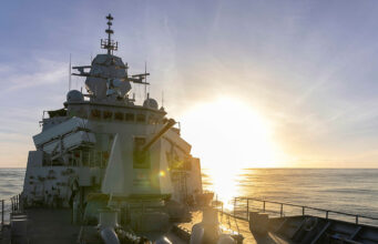 Australian warship ignores Chinese warnings