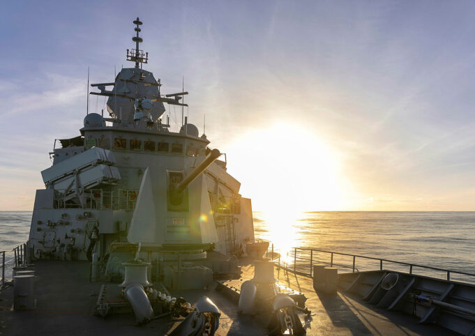 Australian warship ignores Chinese warnings