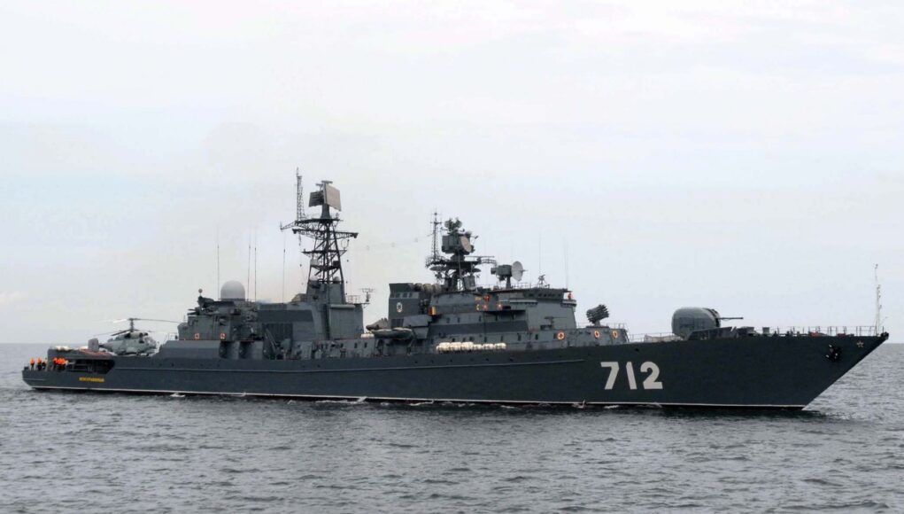 RFS_Neustrashimy_(FF_712) Gray military destroyer with hull number 712 sailing on calm sea, multiple antennas and weapons on deck