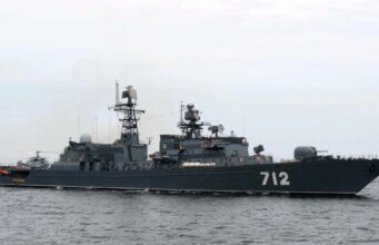 Russian warship opens fire near English coast Gray military destroyer with hull number 712 sailing on calm sea, multiple antennas and weapons on deck