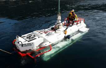 British crews test NATO submarine rescue airlift